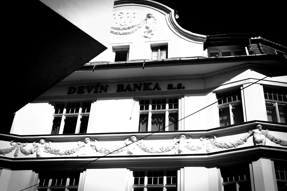 Photo walk ideas - architecture leading lines