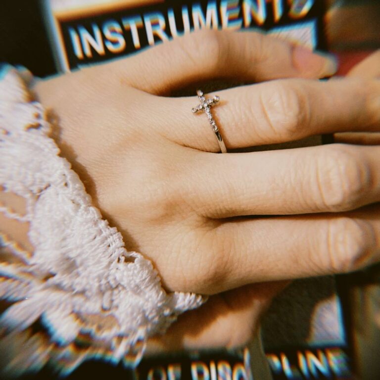 Fake wedding ring for travel