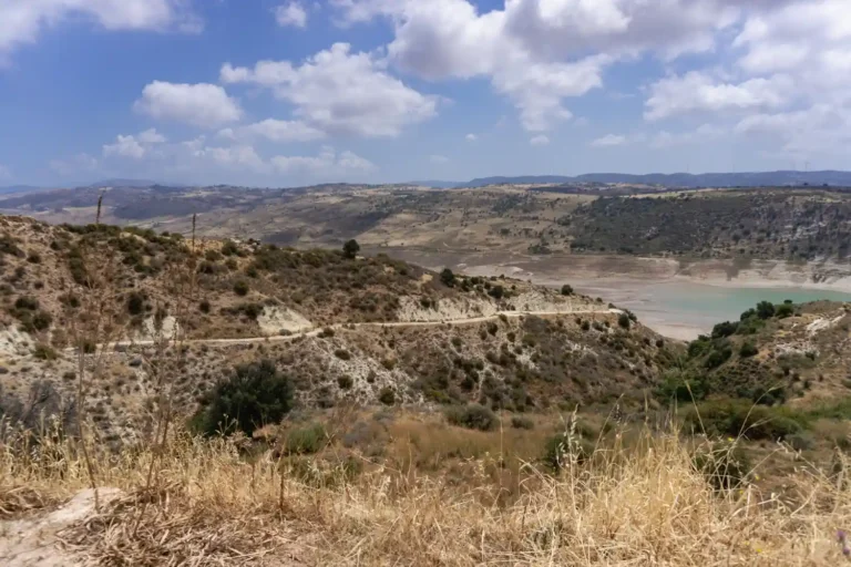 Asprokremmos Dam and road to Foinikas