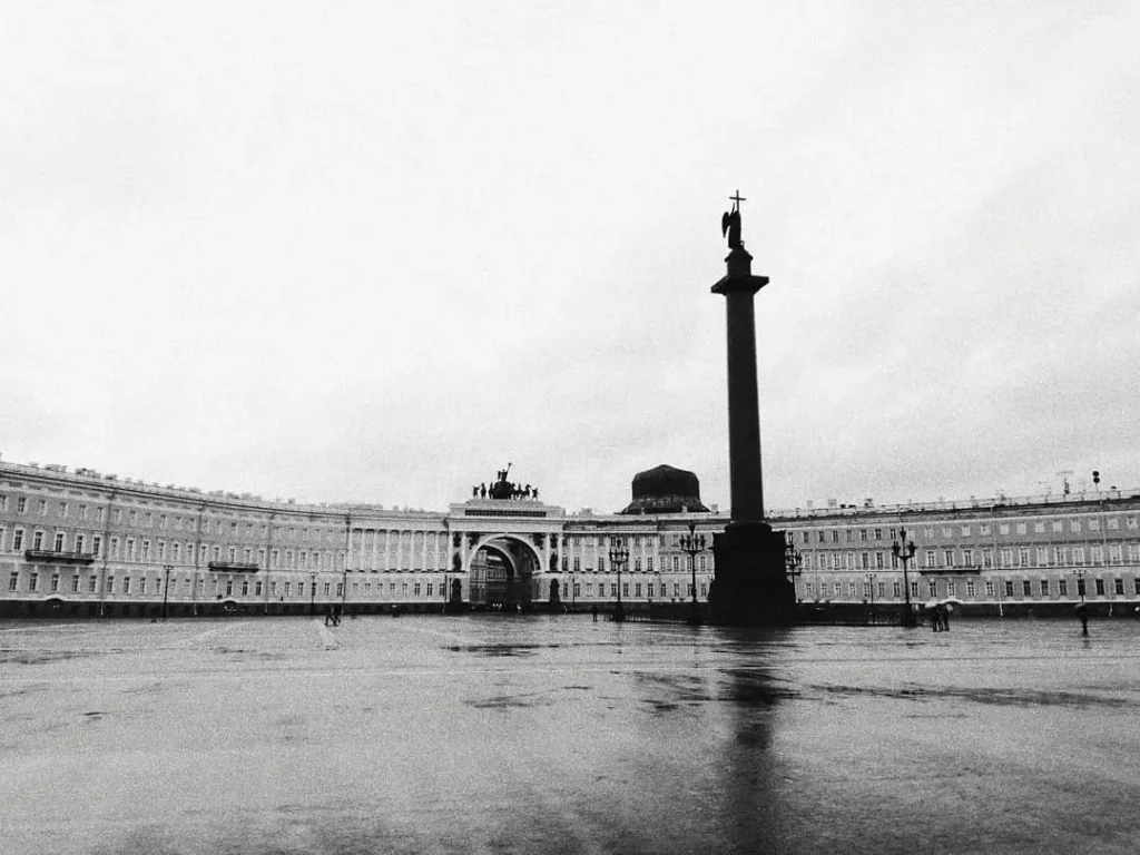 How to Remove Tourists from Photos – Rainy Weather (Palace Square, St Petersburg)